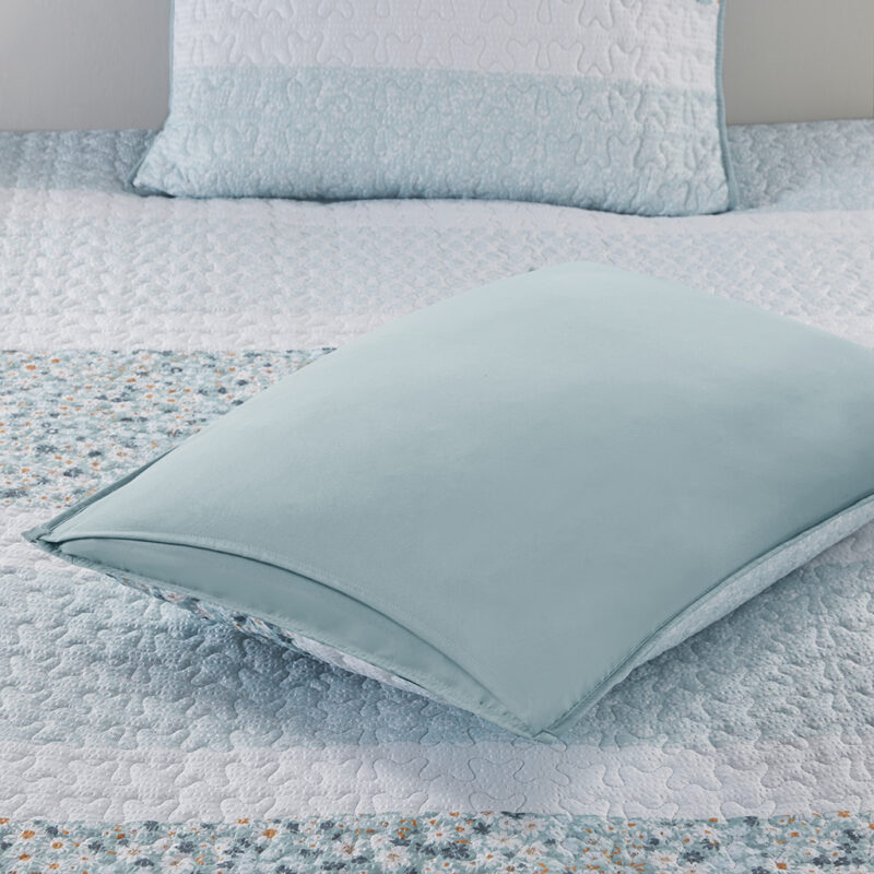 King Seersucker Quilt, 4-Piece w/ Throw Pillow - Image 6