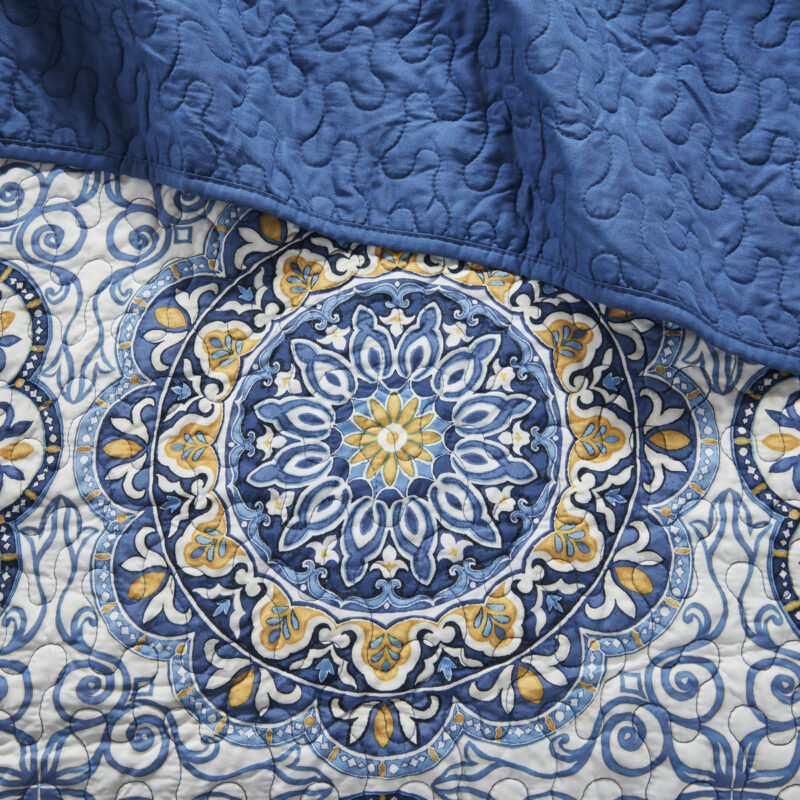 Reversible Quilt Set w/ Pillows, Full Queen - Image 7