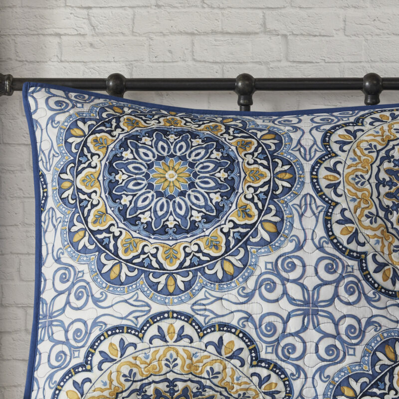 Reversible Quilt Set w/ Pillows, Full Queen - Image 9